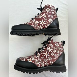 Shindigs Shoes Combat Style Boots Red Daisy Made In The USA Size 7.5 NWT In Box